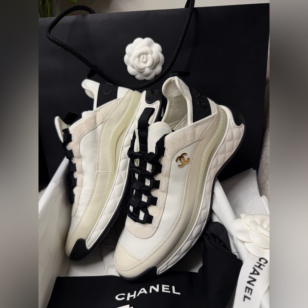 Chanel CC Logo Sneakers – White & Black – Full Boutique Set – Brand New - Picture 2 of 13